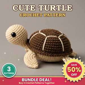 Op de afbeelding: Een gehaakte schildpad met een crèmekleurige kop en ledematen, een donkerbruin schild met witte stiksels en zwarte kraaloogjes. De tekst luidt CUTE TURTLE CROCHET PATTERN, 3 PATTERNS, SAVE 50% OFF, BUNDLE DEAL! Buy 3 Crochet Patterns Together.