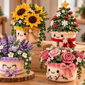 Op de afbeelding: Vier gehaakte planten in potten met lachende gezichtjes. Eén heeft gele zonnebloemen, één een groene kerstboom met rode bessen, één paarse lavendel met een vlinder en één roze rozen. Elke pot is crèmekleurig met geborduurde gezichtskenmerken.
