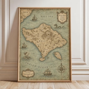 Pode incluir: Um mapa de estilo vintage de Bali impresso em papel envelhecido, com topografia detalhada, ilustrações de um veleiro, uma serpente marinha e uma sereia. O mapa inclui uma rosa dos ventos, uma escala gráfica e o texto Pulau Bali.