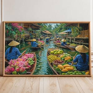 Peut inclure: Une impression d'art murale rectangulaire encadrée représentant un marché flottant animé sur une rivière. Plusieurs personnes en chemises bleues et chapeaux coniques rament sur des bateaux en bois remplis de fleurs de lotus roses et de fruits.
