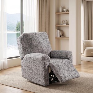 Puede incluir: Un sillón reclinable cubierto con una tela gris y blanca que presenta un patrón de líneas geométricas oscuras. El sillón tiene un respaldo alto, reposabrazos acolchados y un reposapiés integrado, todo tapizado con el mismo material texturizado.