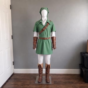 Link Cosplay-kostym Herr - Hero of Time Grön Tunika, Spetsig Hatt, Armband, Bälten & Stövelskydd Komplett Set Gaming Outfit