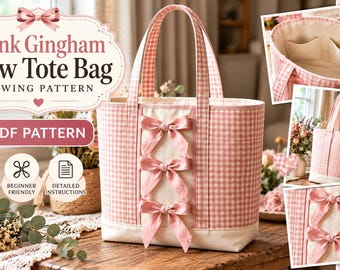 Puede incluir: Un bolso tote de cuadros vichy rosa y blanco con tres lazos decorativos sobre un panel central color crema. El bolso tiene dos asas y una base color crema. El texto en la imagen dice: Pink Gingham Bow Tote Bag SEWING PATTERN, PDF PATTERN, PRINT AT HOME, BEGINNER FRIENDLY, DETAILED INSTRUCTIONS.