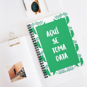Aquí Se Toma Data スパイラルノート | 罫線入りノート、スペイン語のテクノロジー/データテーマ