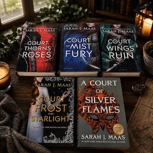 Könnte beinhalten: Eine Sammlung von fünf gebundenen Büchern von Sarah J. Maas, darunter A Court of Thorns and Roses, A Court of Mist and Fury, A Court of Wings and Ruin, A Court of Frost and Starlight und A Court of Silver Flames, mit illustrierten Einbänden.