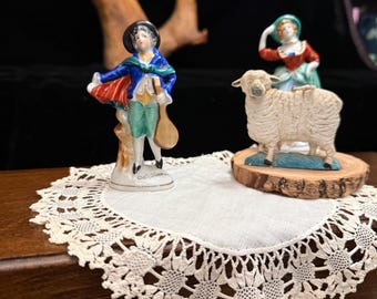 占領下の日本におけるヴィンテージ磁器製植民地時代のカップルの置物、マンドリン奏者と緑の帽子をかぶった女性、手描きのペア、1945年～1952年
