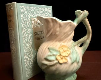 1940年代 ハルスタイル アート陶器 ピッチャー | グラデーション釉薬、黄色い花柄 (高さ6.5インチ)