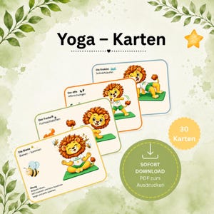 Puede incluir: Un conjunto de 30 tarjetas de yoga imprimibles con leones de dibujos animados realizando varias posturas sobre esterillas verdes. Cada tarjeta incluye etiquetas e instrucciones en alemán. Las tarjetas se muestran apiladas sobre un fondo blanco con detalles de hojas verdes y un icono de estrella amarilla.