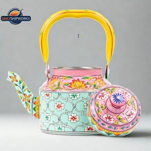 Könnte beinhalten: Eine Teekanne aus Metall mit einem leuchtend gelben Griff, einem hellblauen Körper mit weißem Blumenmuster und einem rosafarbenen oberen Teil, der mit orangefarbenen und gelben Lotusblumen verziert ist. Der passende Deckel zeigt eine rosa Basis.