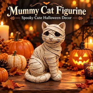 Pode incluir: Uma estatueta de gato bege enrolada em faixas como uma múmia, com grandes olhos escuros e uma postura sentada. O texto Mummy Cat Figurine Spooky Cute Halloween Decor é exibido acima do gato, rodeado por abóboras e folhas de outono.
