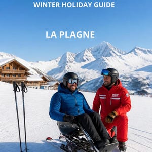 Peut inclure: Un guide de vacances d'hiver pour La Plagne avec le texte ACCESVOYAGE PRESENTS WINTER HOLIDAY GUIDE LA PLAGNE. L'image montre une personne en veste bleue assise dans un ski assis sur la neige, avec une personne en combinaison rouge à côté.