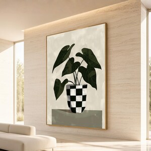 Puede incluir: Una impresión de arte mural vertical que muestra una planta en maceta con grandes hojas de color verde oscuro en forma de corazón. La planta está en una maceta cilíndrica con un patrón de cuadros blanco y negro, sobre una superficie gris mate y fondo beige.