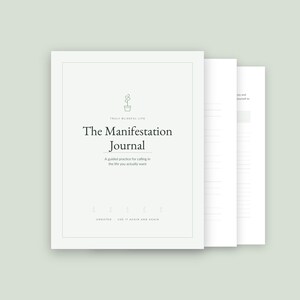 Könnte beinhalten: Ein weißes Journal mit dem Titel The Manifestation Journal und einer kleinen Strichzeichnung einer Topfpflanze oben. Der Einbandtext lautet Truly Blissful Life, A guided practice for calling in the life you actually want, Undated, Use it again and again.