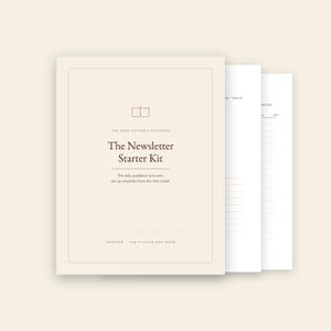 Puede incluir: Un planificador beige titulado The Newsletter Starter Kit de The Indie Author's Advocate. La portada presenta un icono de libro, texto sobre la propiedad de la audiencia y las palabras UNDATED USE IT AGAIN AND AGAIN. Se ven dos páginas interiores rayadas.