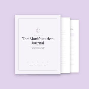 Può includere: Un diario bianco con un bordo nero e il testo "The Manifestation Journal" sulla copertina. Sotto il titolo, si legge "A guided practice for calling in the life you actually want" e "UNDATED USE IT AGAIN AND AGAIN".