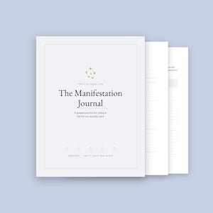 Può includere: Un diario bianco intitolato The Manifestation Journal con un'icona a stella dorata, il sottotitolo A guided practice for calling in the life you actually want, pagine non datate e il testo Use it again and again in basso.