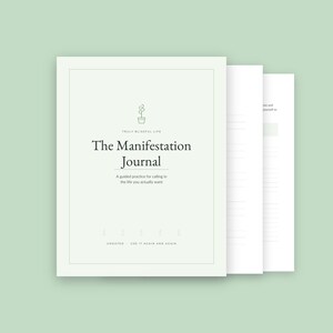 Peut inclure: Un journal blanc intitulé The Manifestation Journal avec un petit dessin au trait d'une plante en pot en haut. Le texte de la couverture indique Truly Blissful Life, A guided practice for calling in the life you actually want, Undated, Use it again and again.