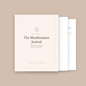 Peut inclure: Un journal beige clair intitulé The Manifestation Journal avec une icône de tasse de café. Le texte de couverture indique Truly Blissful Life et A guided practice for calling in the life you actually want. Cinq icônes avec Undated Use it again and again.