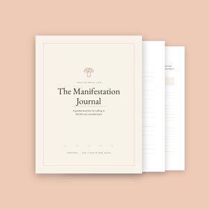 Puede incluir: Un diario de color crema titulado The Manifestation Journal con un icono de hongo, el texto Truly Blissful Life y el subtítulo A guided practice for calling in the life you actually want. La portada también incluye el texto UNDATED USE IT AGAIN AND AGAIN.