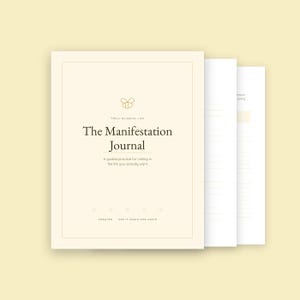 Könnte beinhalten: Ein cremefarbenes Journal mit dem Titel The Manifestation Journal und einem kleinen Bienen-Symbol oben. Der Einbandtext lautet Truly Blissful Life, A guided practice for calling in the life you actually want, Undated und Use it again and again.