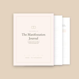 Peut inclure: Un journal beige clair intitulé The Manifestation Journal avec le sous-titre A guided practice for calling in the life you actually want. La couverture présente une petite icône de livre, le texte Truly Blissful Life et les mots Undated Use It Again And Again.