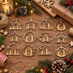 Puede incluir: Una colección de doce adornos de madera cortados con láser que presentan varias escenas de la natividad. Cada adorno muestra siluetas de figuras alrededor de un pesebre, con formas que incluyen estrellas, círculos y arcos, hechos de madera clara.