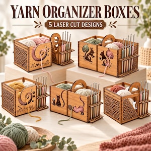 Op de afbeelding: Vijf houten garen-organizerboxen met lasergesneden ontwerpen, waaronder patronen van een spiraal, een eekhoorn, een kat en geometrische vormen. Elke doos heeft een zijvak voor haaknaalden en bevat bollen garen met de uiteinden naar buiten.