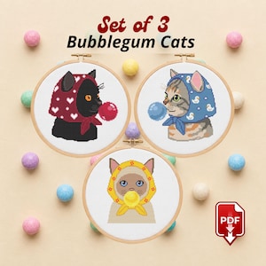 Pode incluir: Um conjunto de três padrões de ponto cruz intitulados Set of 3 Bubblegum Cats. Cada bastidor de madeira circular mostra um gato com um lenço na cabeça a fazer uma pastilha elástica. Os gatos são preto, tigrado e siamês com lenços coloridos. Inclui ícone PDF.