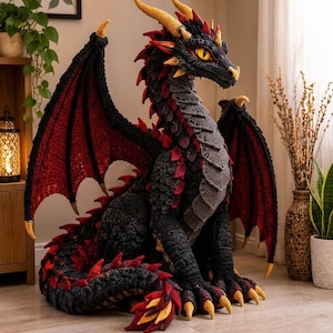 Può includere: Un grande peluche a forma di drago realizzato all'uncinetto, con corpo nero e dettagli rossi e gialli. Il drago presenta occhi gialli prominenti, squame testurizzate, grandi ali con membrane rosse e artigli gialli affilati su piedi e ali.
