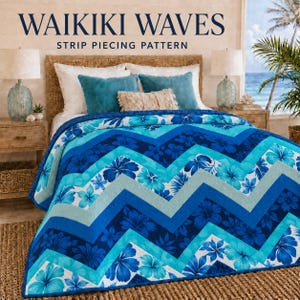 Peut inclure: Une courtepointe avec un motif en chevron dans des tons de bleu et de turquoise avec des imprimés de fleurs d'hibiscus. Le texte WAIKIKI WAVES STRIP PIECING PATTERN est affiché au-dessus. La courtepointe recouvre un lit avec des oreillers.
