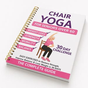 Puede incluir: Un libro de encuadernación en espiral titulado CHAIR YOGA FOR SENIORS OVER 60 con un 30 DAY CHALLENGE. La portada muestra un gráfico de una persona con camisa rosa y pantalones negros sentada en una silla de madera, con texto sobre pérdida de peso, fuerza, movilidad y equilibrio.