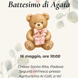 Può includere: Un invito per il battesimo con un orsetto marrone che tiene un regalo rosa, decorato con foglie di eucalipto ad acquerello. Il testo recita: Siete invitati al Battesimo di Agata, 16 maggio, ore 10:00, Chiesa Santa Rita, Padova, Seguirà rinfresco presso Agriturismo Ai Colli, a Vo', Gradita conferma al [numero].