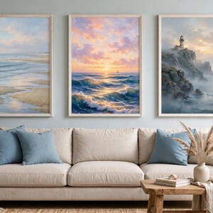 Könnte beinhalten: Drei gerahmte Wandbilder in einer Reihe. Das linke Bild zeigt einen Sandstrand bei Ebbe. Das mittlere Bild stellt einen Sonnenuntergang über Meereswellen dar. Das rechte Bild zeigt einen Leuchtturm auf einer Felsklippe im dichten Nebel.