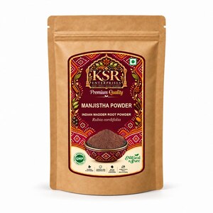 Op de afbeelding: Een bruine stazak met KSR Enterprises Manjistha-poeder, ook bekend als Indiaas meekrapwortelpoeder of Rubia cordifolia. Het etiket heeft een donkerrode decoratieve rand en een afbeelding van een kom met bruin poeder.