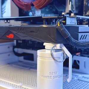 CS2 Smoke Grenade GPU Holder, Adjustable Anti-Sag Bracket for Graphics Card, Gaming PC Setup Mod, Gamer Desk Decor, 3D Printed CSGO Stand
