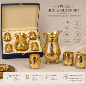 Op de afbeelding: Een 5-delige set van verguld messing, bestaande uit een kan van 1000 ml en vier glazen van 250 ml met gedetailleerde bloemengravures. De set wordt gepresenteerd in een blauwe geschenkdoos met satijnen voering en bevat instructies voor onderhoud.