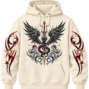 Peut inclure: Un sweat à capuche couleur crème arborant un motif central représentant un dragon noir aux ailes déployées enroulé autour d'une épée verticale. Le design inclut des accents floraux rouges et des volutes. Les manches présentent des étoiles.