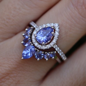 Conjunto de dos anillos nupciales de tanzanita en forma de lágrima: tanzanita azul pera, morada y auténtica, en oro blanco rosa macizo de 14 k. Anillo con halo y piedra de nacimiento de diciembre.