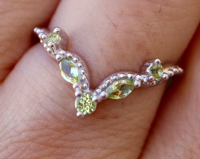 Light Green Peridot Deco 14k Gold Wedding Band- August Antique Milgrain 10k Rose Gold Band- Enhancer Guard 18k White Gold Vintage Band