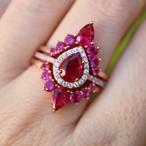 Conjunto de 3 anillos nupciales de plata de ley con halo de lágrima, rubí rojo y rosa