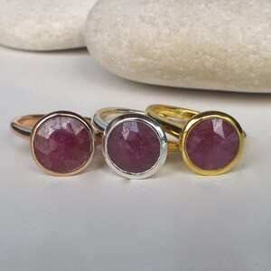 Pu&ograve; includere: Tre anelli con una pietra preziosa rosa incastonata in una montatura a becco di lumaca. Gli anelli sono in oro, argento e oro rosa.