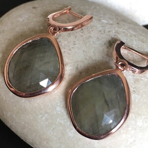 Rohe Ohrringe Saphir Echte Echte Ohrringe RoseGold Ohrhänger September Geburtsstein Grün Ohrring Handgemacht Edelstein Oval