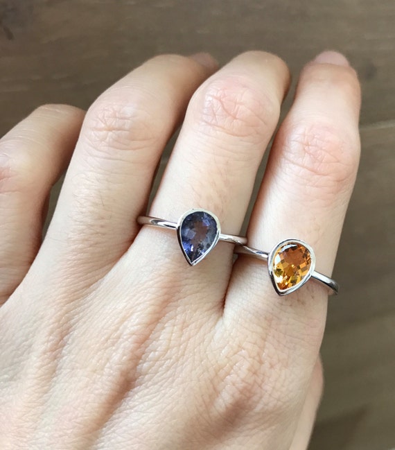 重ね付け可能なペアシェイプリング - 宝石重ね付けスターリング