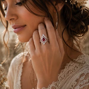 Teardrop Ruby Halo Bridal 3 ring set-peer rode edelsteen verlovingsring set-alternatieve verlovingsring w/2 trouwring-juli geboortesteen ring