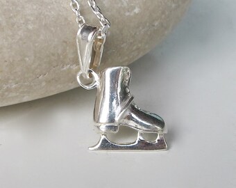 Peut inclure: Un pendentif en argent en forme de patin à glace. Le charme est détaillé et réaliste, avec une chaîne en argent attachée.