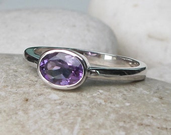 Oval echter Amethyst zierlicher Silber Ring - natürlicher lila Amethyst stapelbarer Ring - lila Edelstein Lünette Ring - minimalistischer einfacher Ring
