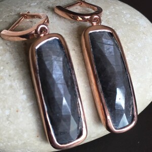 Graue Saphir Ohrringe- RoseGold Tropfen Ohrringe- Lange Rechteck echte Saphir Ohrringe- Bar Roh Natur Saphir September Ohrring