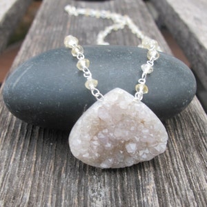 Weiße Druzy Statement Halskette - Große Natürliche Rohperlen Boho Halskette Tropfen Weiß Edelstein Kühne Halskette - OOAK Handgemachte Halskette