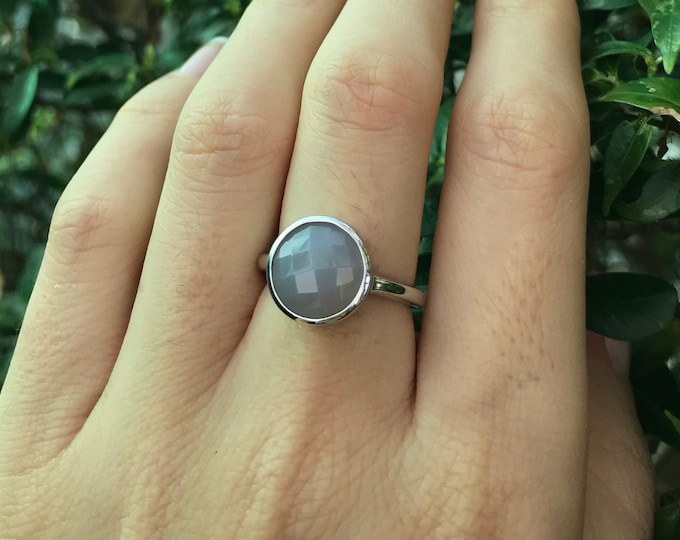 Gray Chalcedony Stackable Ring- Round Grey Classic Ring- Simple Gray Sterling Silver Ring- Gray Onyx Minimal Bezel Ring