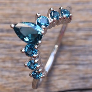 Dunkel Blau Topas Kurve Hochzeit Sterling SilberEnhancer Schutzband